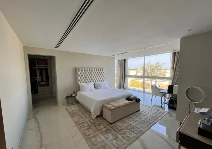 6-спальная вилла в Emirates Hills Sector H